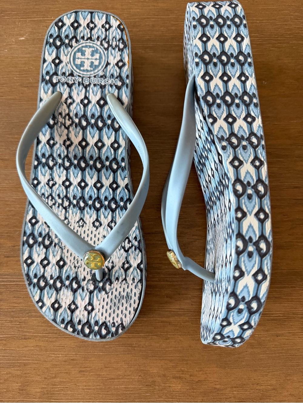 Tory Burch Light Blue Strappy Logo Flip Flops - Picture 4 of 5